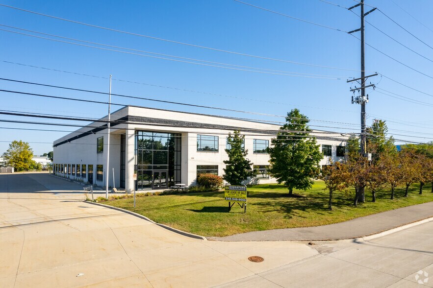 More Photos Of 2455 Featherstone Rd, Auburn Hills Warehouse For Lease