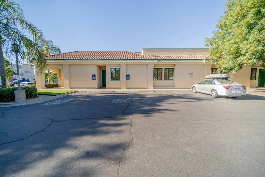 More Photos Of 100 S Santa Fe St, Visalia Medical For Sale