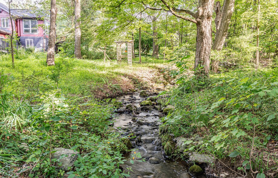 More Photos Of 37 Patricia Dr, Pleasant Valley Specialty For Sale