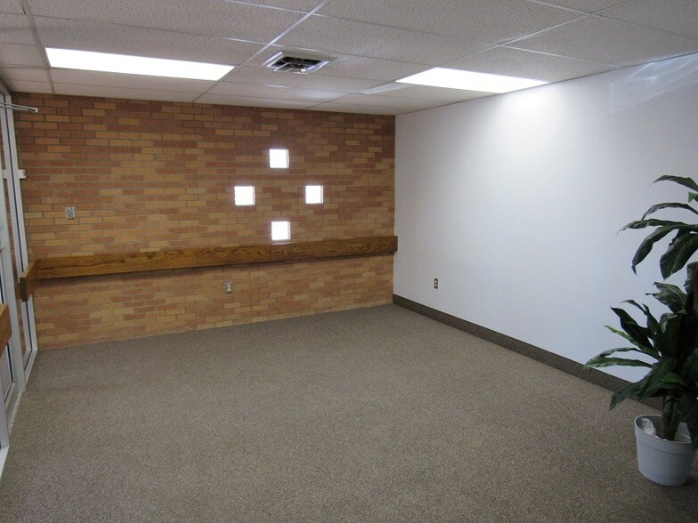 More Photos Of 313 W Country Club Rd, Roswell Medical For Sale