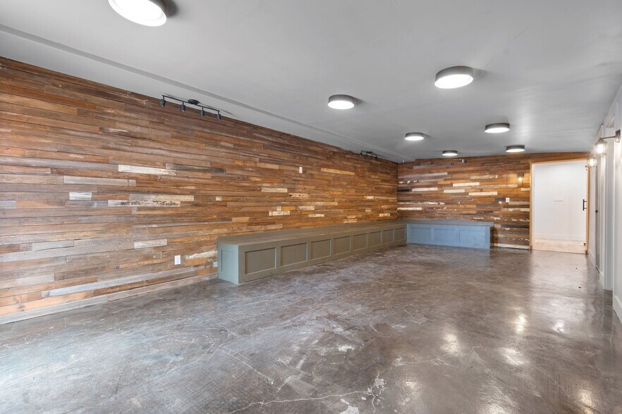 More Photos Of 409 E Main St, Fredericksburg Storefront Retail Office For Lease