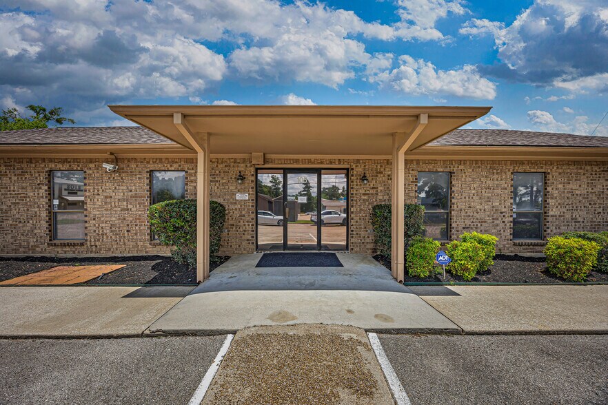 More Photos Of 105 Commercial Cir, Conroe Medical For Sale