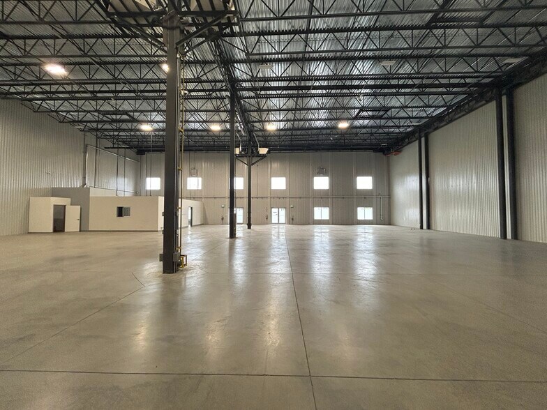 More Photos Of 379B Corduroy Rd, Ottawa Warehouse For Lease
