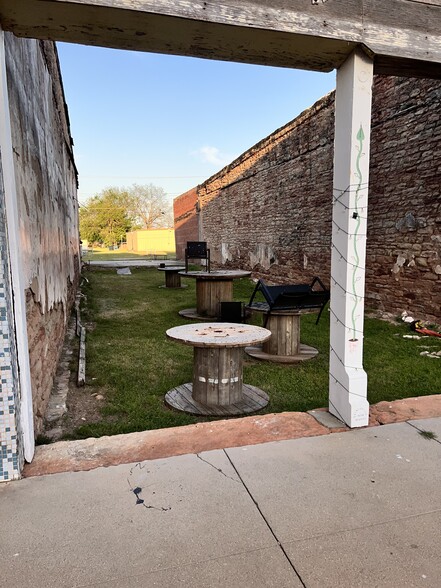 More Photos Of 317 S Main St, Lindsay General Retail For Sale