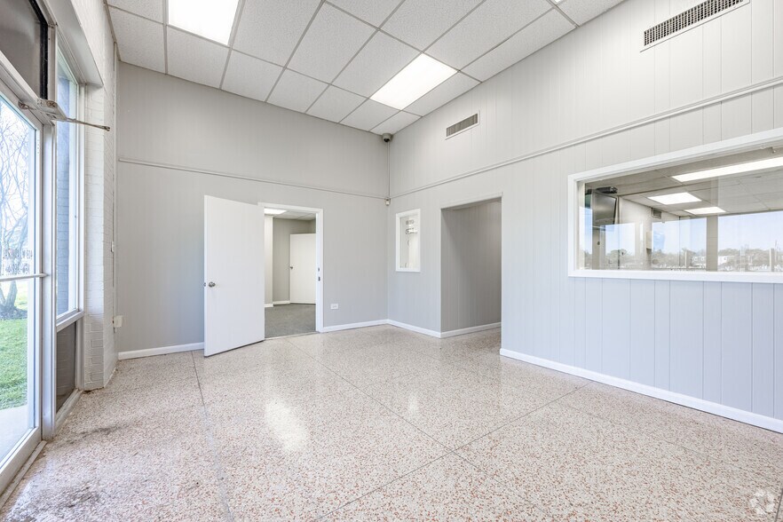 More Photos Of 403 W Admiral Doyle Dr, New Iberia Distribution For Sale