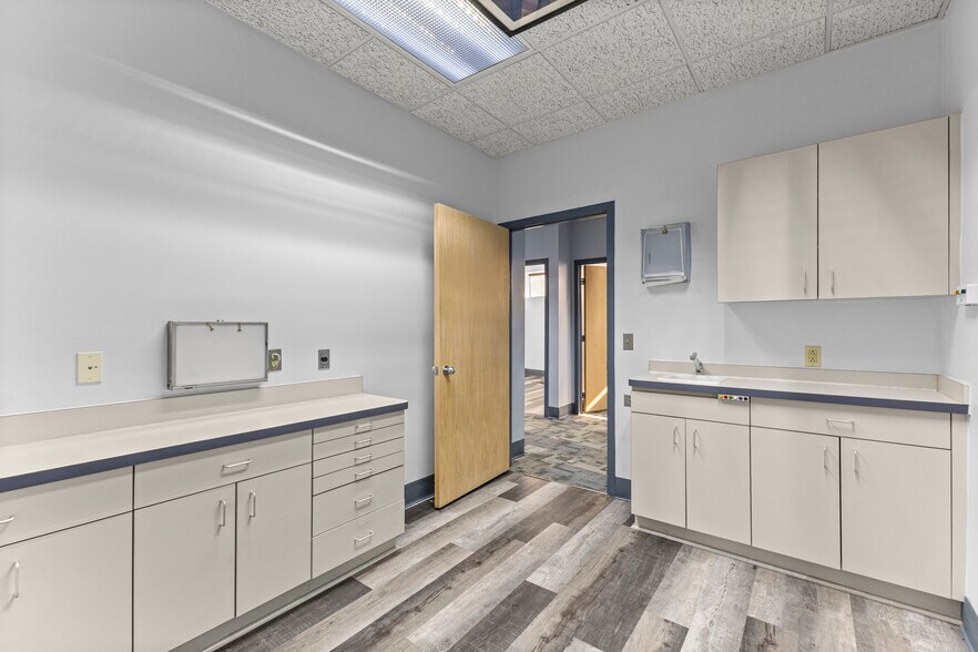 More Photos Of 24825 Michigan Ave, Dearborn Office For Lease