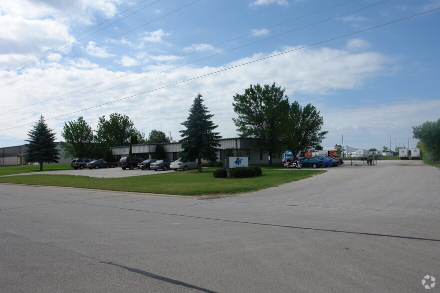 More Photos Of 1135 Contract Dr, Green Bay Truck Terminal For Lease
