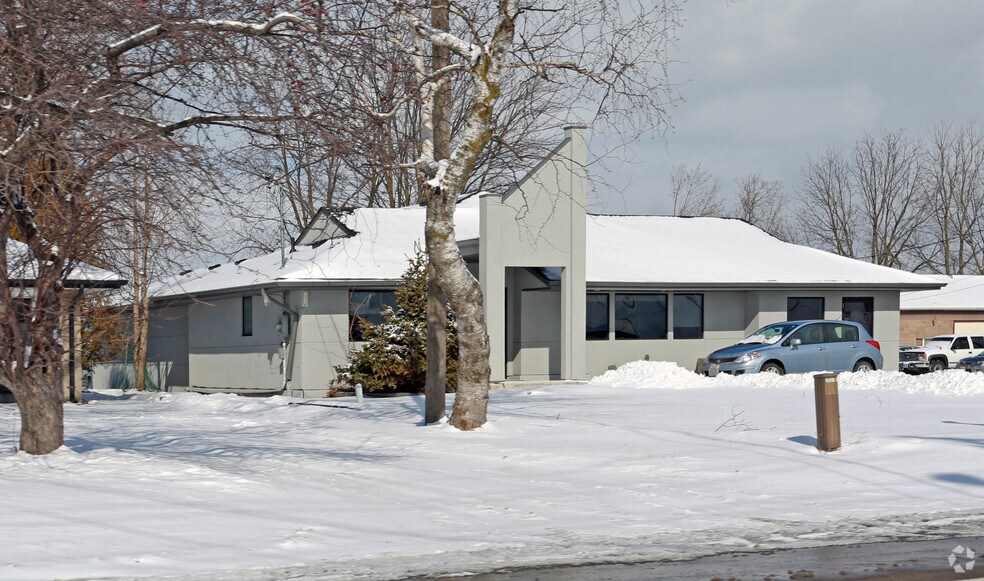 More Photos Of 2040 Eagle St, Cambridge Office For Sale