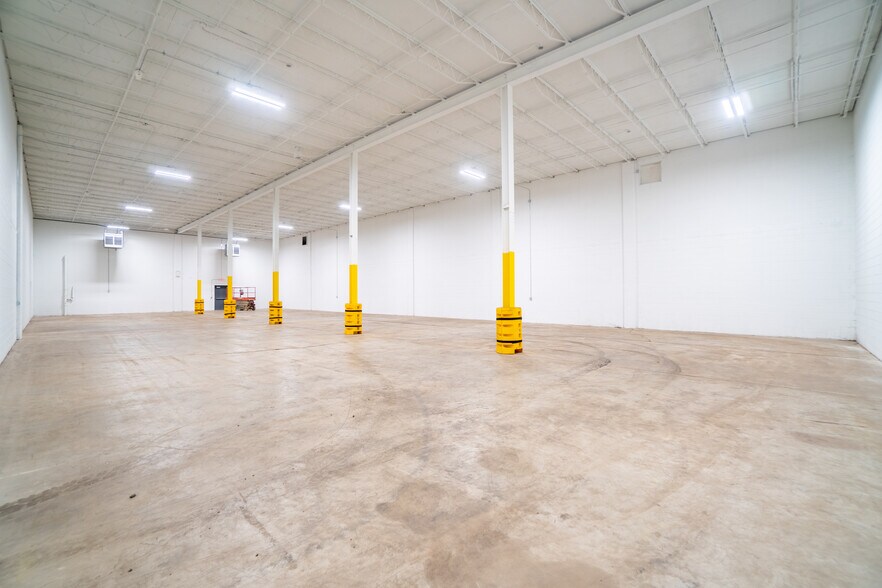 More Photos Of 6048 W Beloit Rd, Milwaukee Manufacturing For Lease