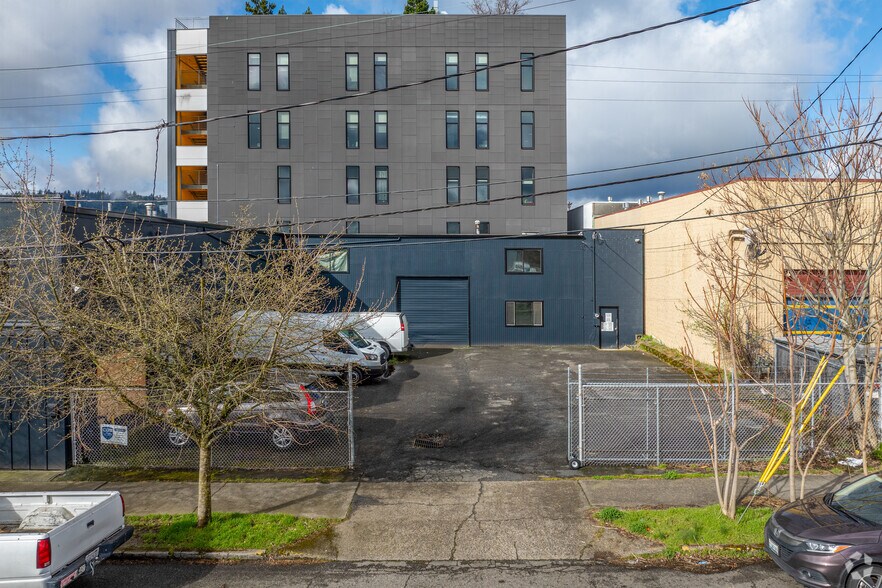 More Photos Of 2435 SE 10th Ave, Portland Industrial For Sale
