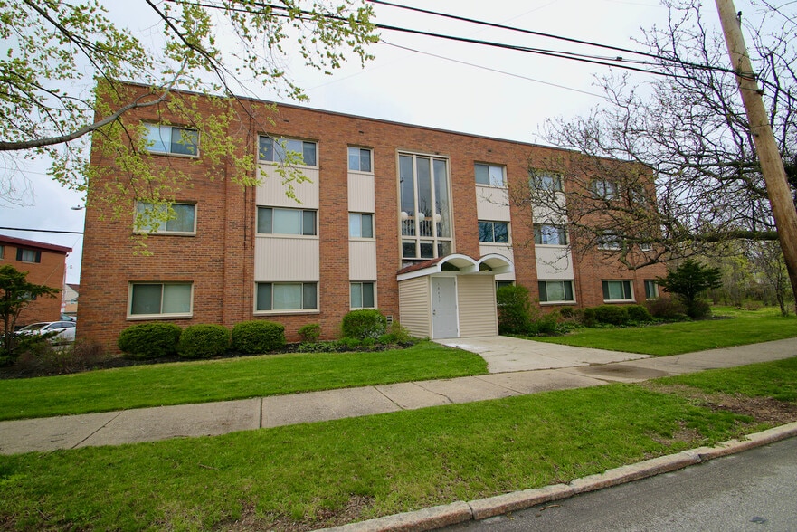 Primary Photo Of 18051 Lake Shore Blvd, Cleveland Apartments For Sale
