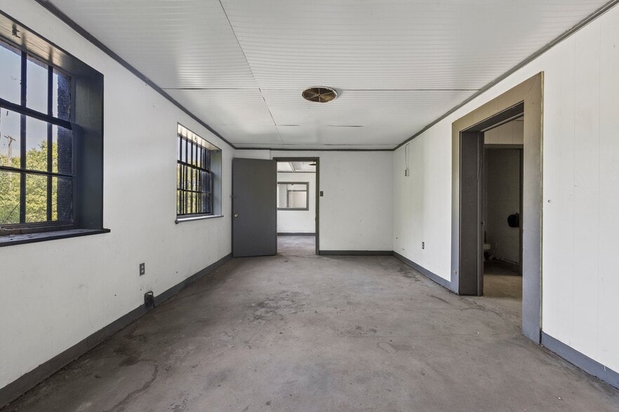 More Photos Of 1901 Old Butler Rd, New Castle Warehouse For Sale