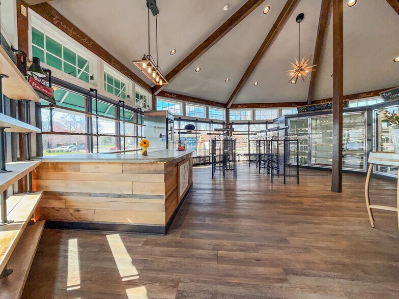 More Photos Of 42 E High St, East Hampton Storefront Retail Office For Lease