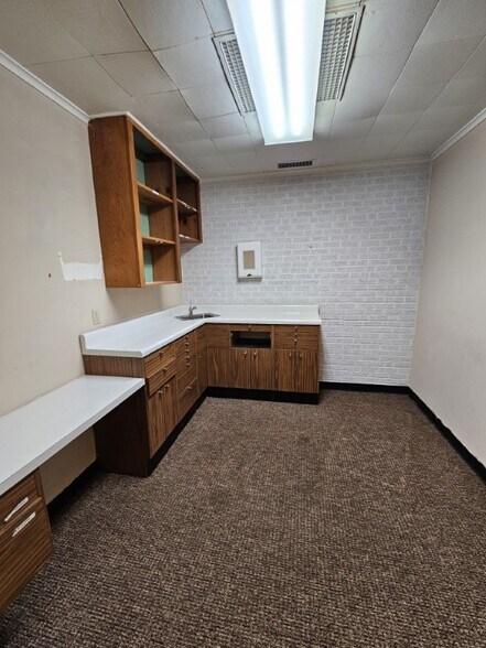 More Photos Of 1106 E Broadway Ave, Enid Medical For Sale