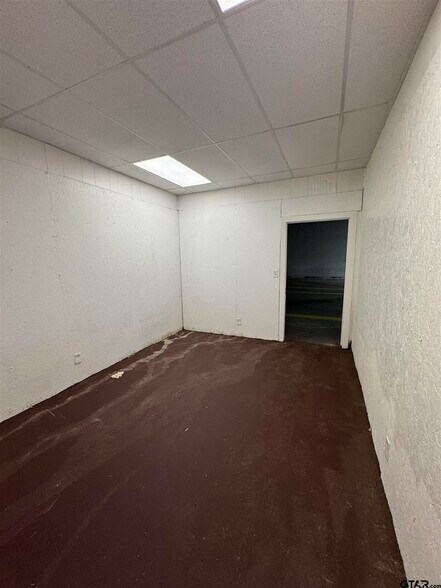More Photos Of 9182 S US Highway 79, Palestine Service For Lease