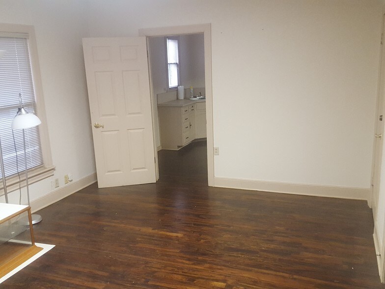 More Photos Of 1311 W Abram St, Arlington Office For Lease