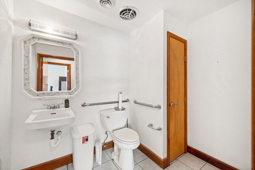 More Photos Of 304 Doris Dr, Lakeland Medical For Sale