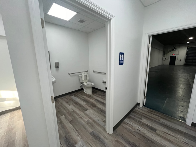 More Photos Of 2641-2649 S Park Rd, Hallandale Beach Warehouse For Lease