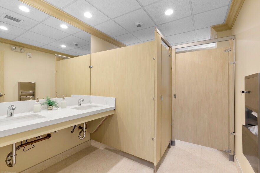 More Photos Of 350 Royal Palm Way, Palm Beach Medical For Lease