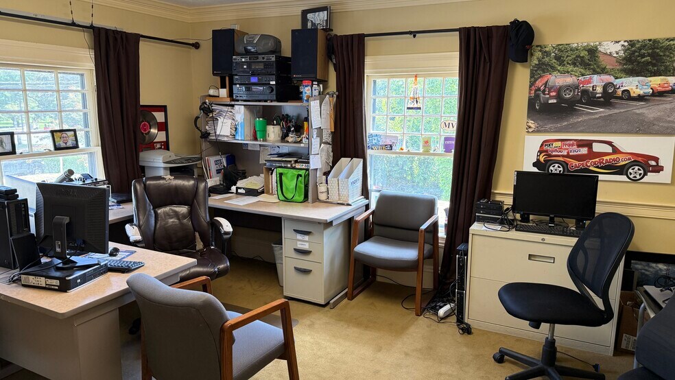 More Photos Of 243 South St, Hyannis Office For Sale