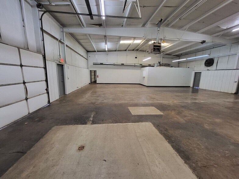 More Photos Of 4455 Woods and Sons Ave, Edmond Manufacturing For Lease