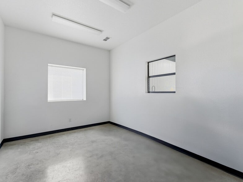 More Photos Of 1511 S Graham St, Stephenville General Retail For Sale