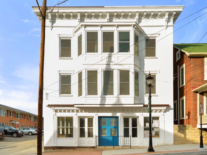 More Photos Of 123 W Main St, Middletown Storefront Retail Office For Lease