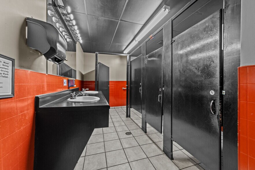 More Photos Of 607 S Main St, King Department Store For Lease