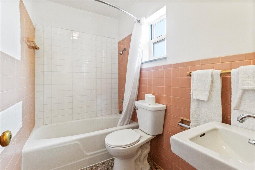 More Photos Of 505 Porter Wagoner Blvd, West Plains Hotel For Sale
