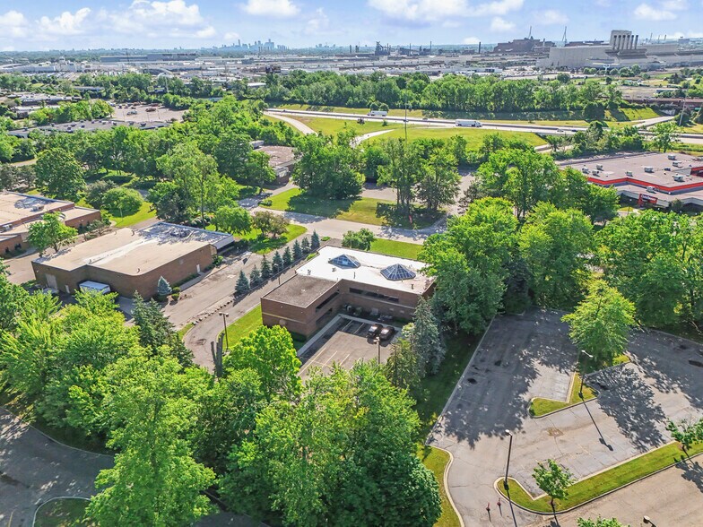 More Photos Of 15360 S Commerce Dr, Dearborn Office For Sale