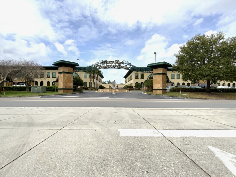 More Photos Of 7075 Kingspointe Pky, Orlando Showroom For Lease