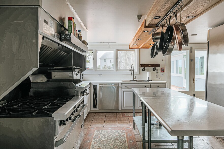 More Photos Of 1329 Commerce Rd, Staunton Hotel For Sale