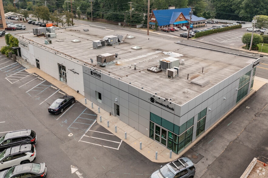 More Photos Of 1577-1595 Northern Blvd, Manhasset Storefront For Lease