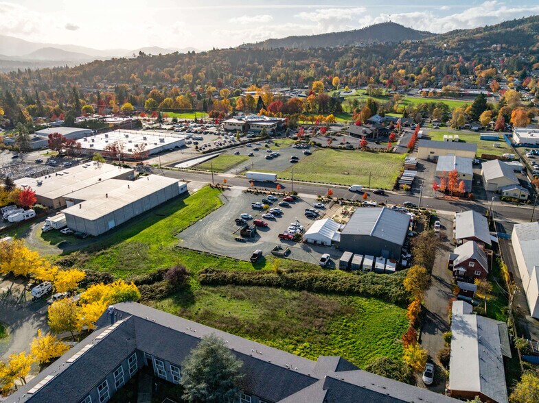 More Photos Of 1863 NW Washington Blvd, Grants Pass General Retail For Sale