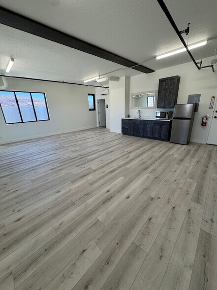 More Photos Of 4554 Forestdale Dr, Park City Light Distribution For Lease