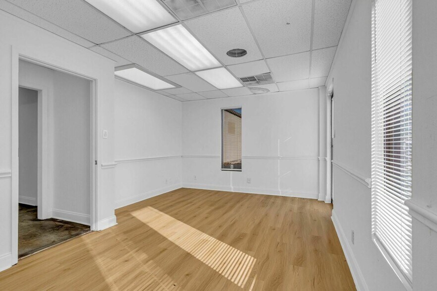 More Photos Of 1133 W Main St, Arlington Warehouse For Lease