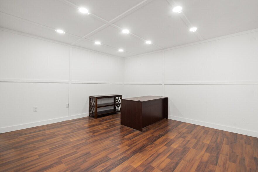 More Photos Of 320 Warfield Ave, Venice Warehouse For Sale