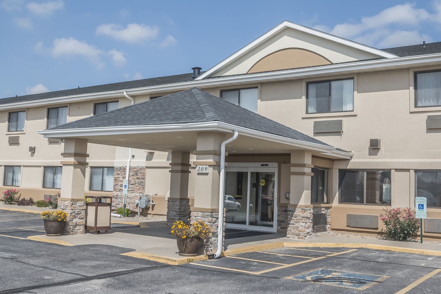 Primary Photo Of 209 W 9th St, Coralville Hotel For Sale