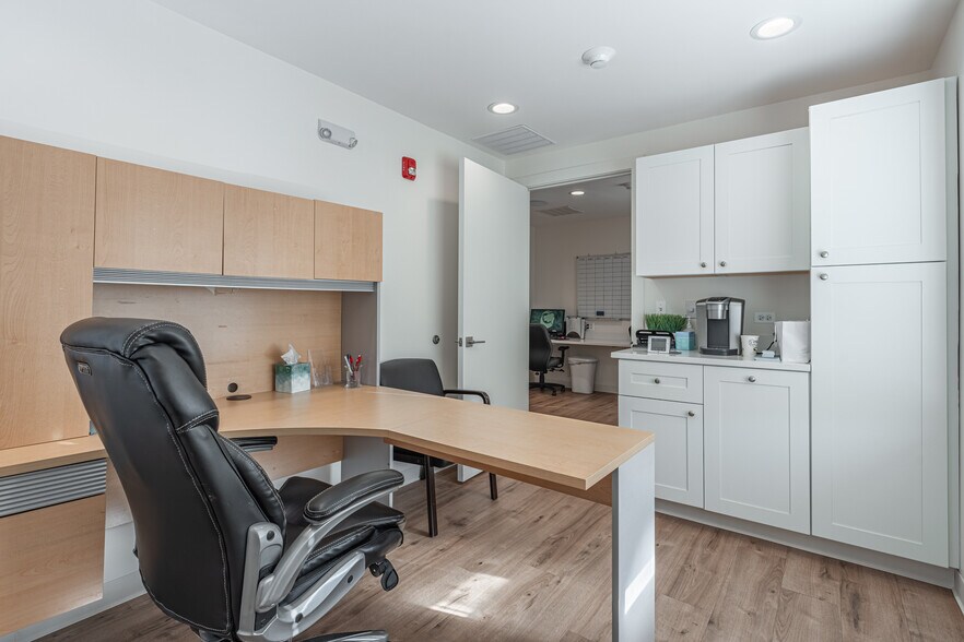 More Photos Of 330 W Frontage Rd, Northfield Medical For Lease