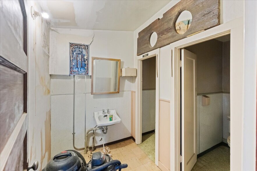 More Photos Of 17604 US-97 Hwy, Weed Apartments For Sale