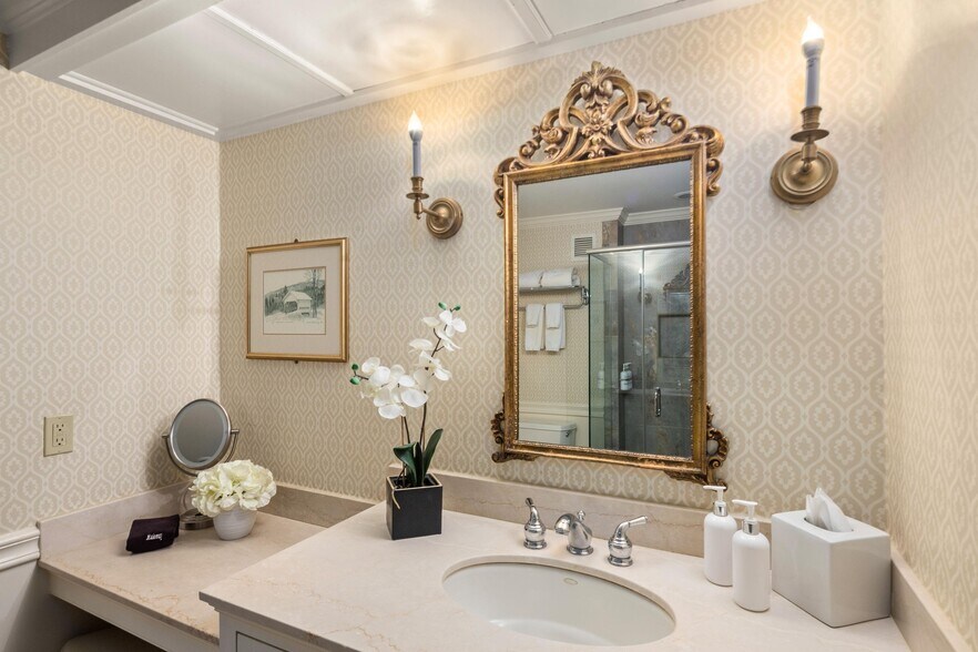 More Photos Of 18 Main St, Stowe Hotel For Sale