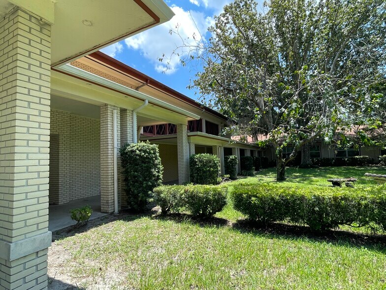 More Photos Of 1001 NE 16th Ave, Gainesville Religious Facility For Lease
