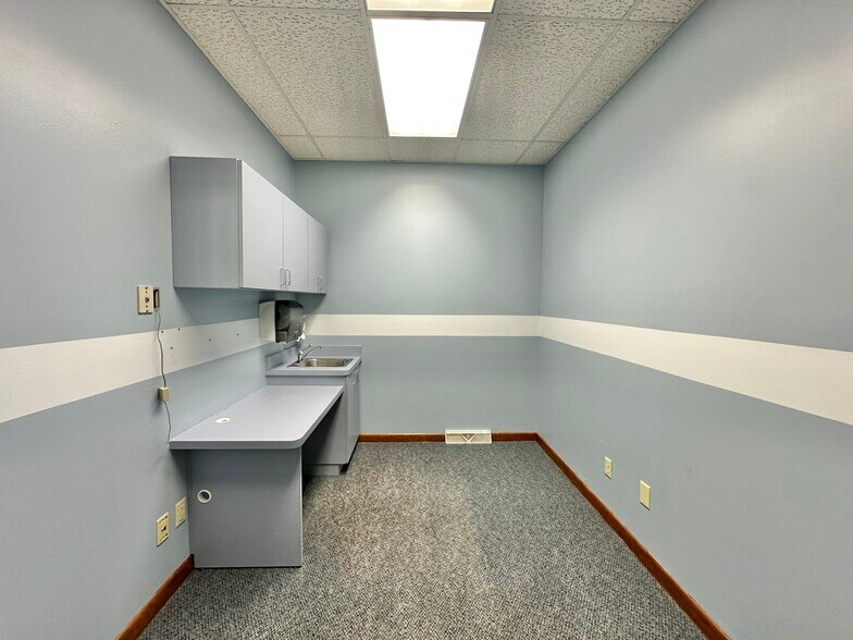 More Photos Of 3445-3449 Ridge Rd, Highland Office For Lease