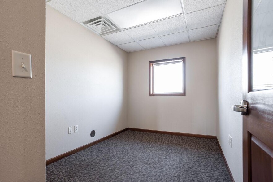 More Photos Of 2000 Burdick Expy E, Minot Office For Lease