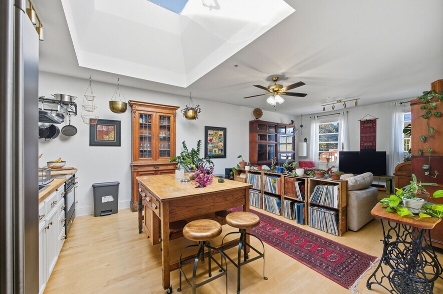 More Photos Of 104 Spruce St E, Ilwaco General Retail For Sale