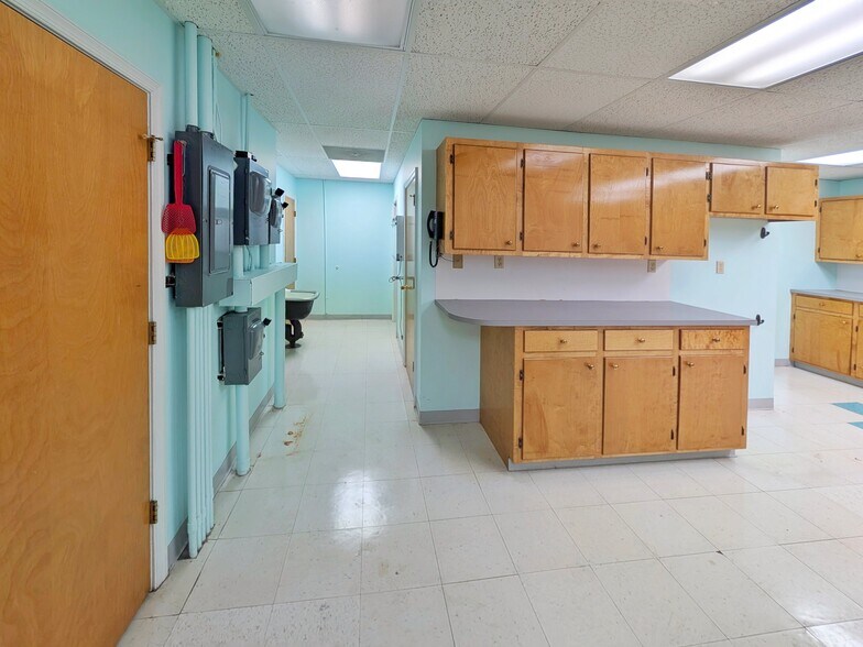 More Photos Of 1208 E Main St, Luray Flex For Sale