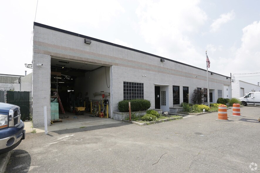 More Photos Of 136 Gazza Blvd, Farmingdale Warehouse For Sale