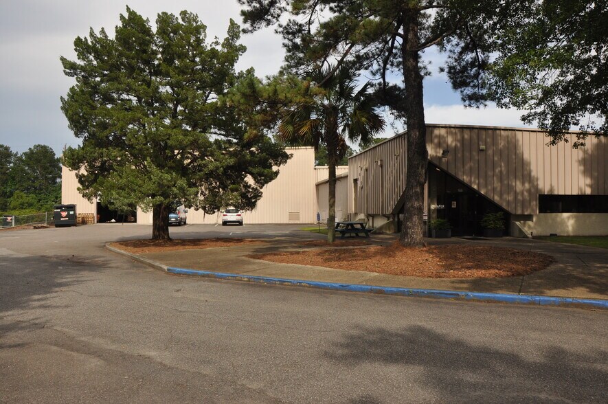 More Photos Of 917 Commerce Cir, Hanahan Warehouse For Lease