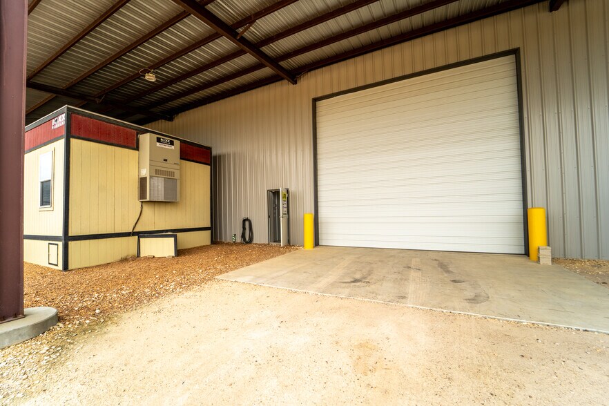 More Photos Of 236 Industrial Park Dr, Victoria Warehouse For Lease