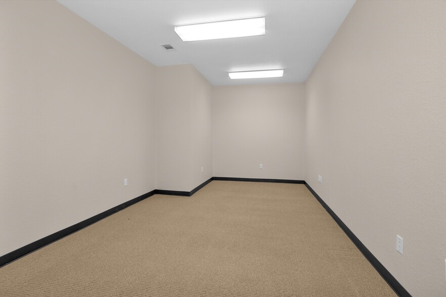 More Photos Of 11111 Neeshaw Dr, Houston Industrial For Lease